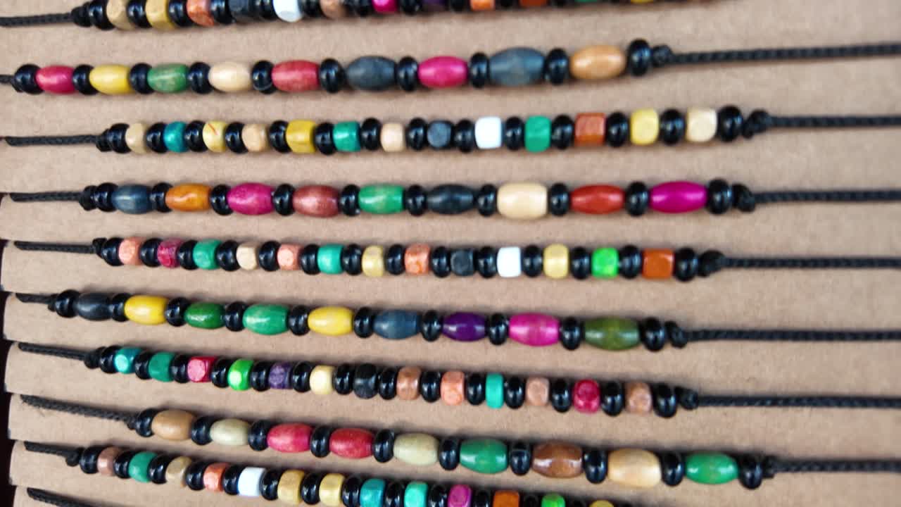 다채로운 목조 구슬 팔