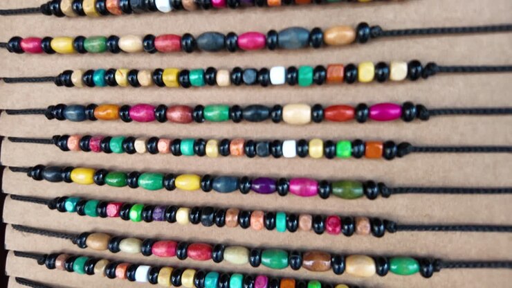 Braccialetti colorati con perline di legno