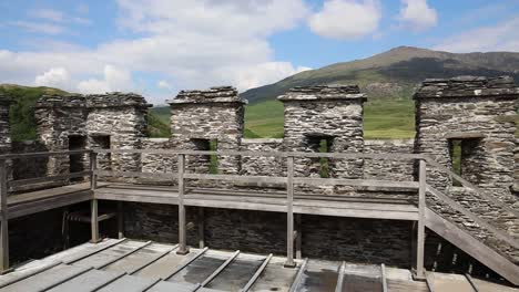 castillo de dolwyddelan en gales con panorámica de video de derecha a izquierda