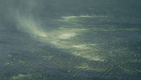 animación de cuadrados giratorios y elementos gráficos que se mueven sobre la vista aérea del paisaje