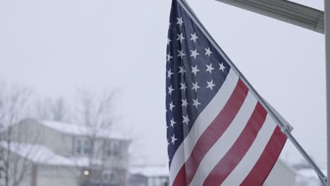 Amerikanische-Flagge-Weht-Während-Eines-Wintersturms-Im-Wind