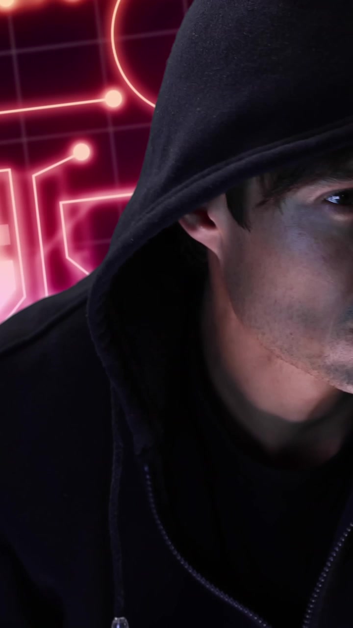 Animación de hacker caucásico masculino y procesamiento de datos sobre placa de circuito