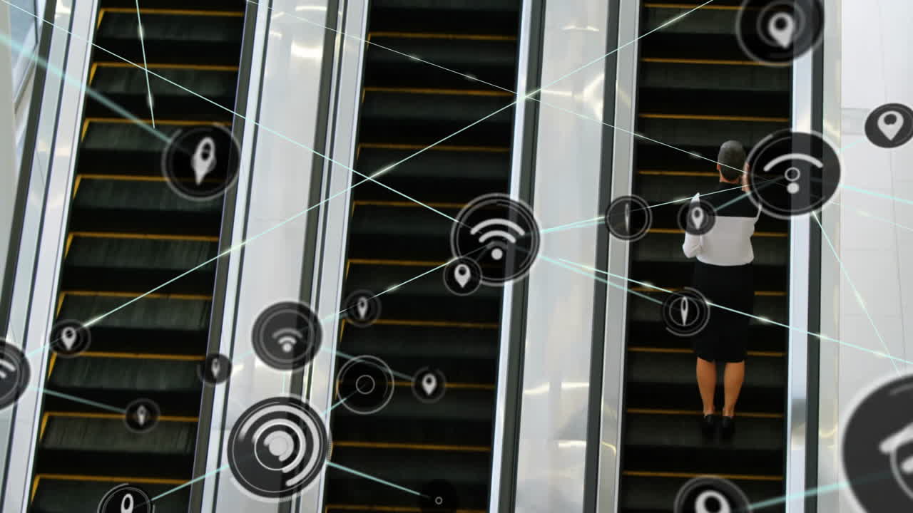 puntos de conexión de red e íconos de datos animación sobre persona en escalera mecánica