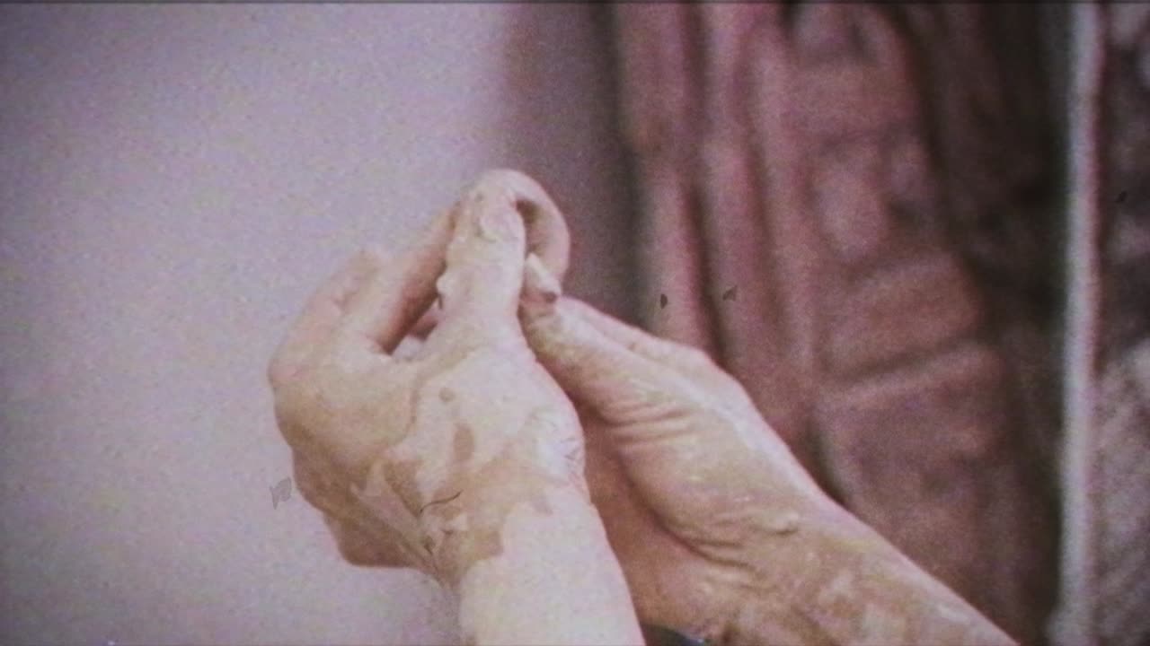 젊은 여자가 점토 잔을 만든다. 여성의 손은 도자기를 어 만든다. 빈티지 효과.