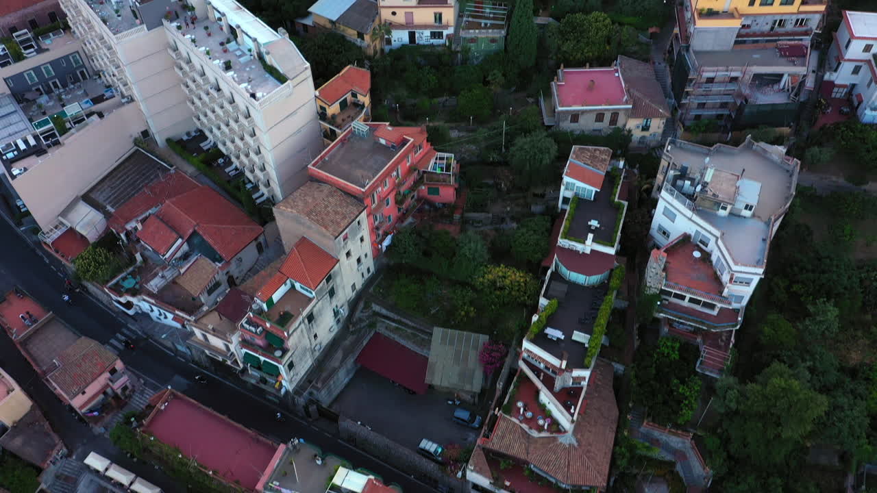 이탈리아 타오르미나의 좁은 거리 위를 날다