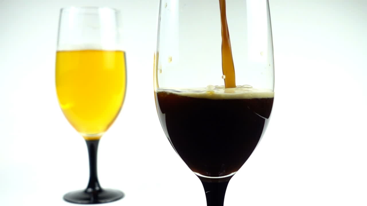 Birra che scorre nei bicchieri. Movimento lento