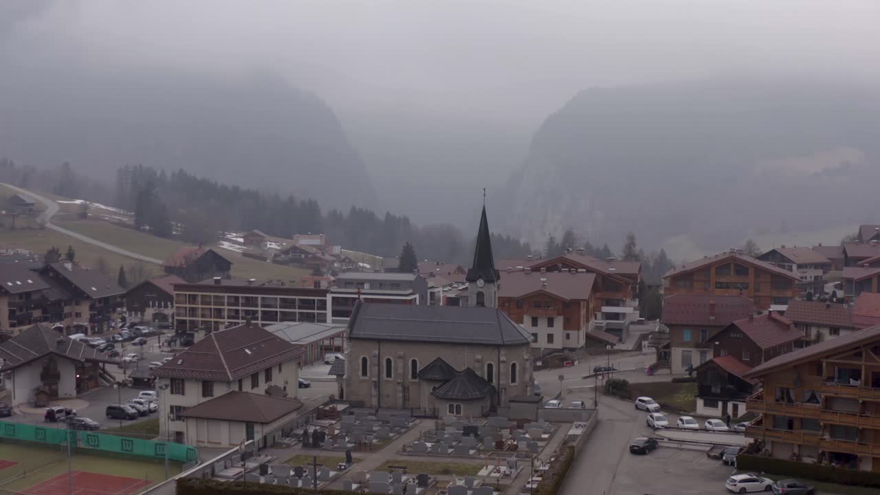 antena de la iglesia de saint-jean-de-sixt en los alpes franceses, paisaje de pueblo recreativo con edificios de madera en las montañas