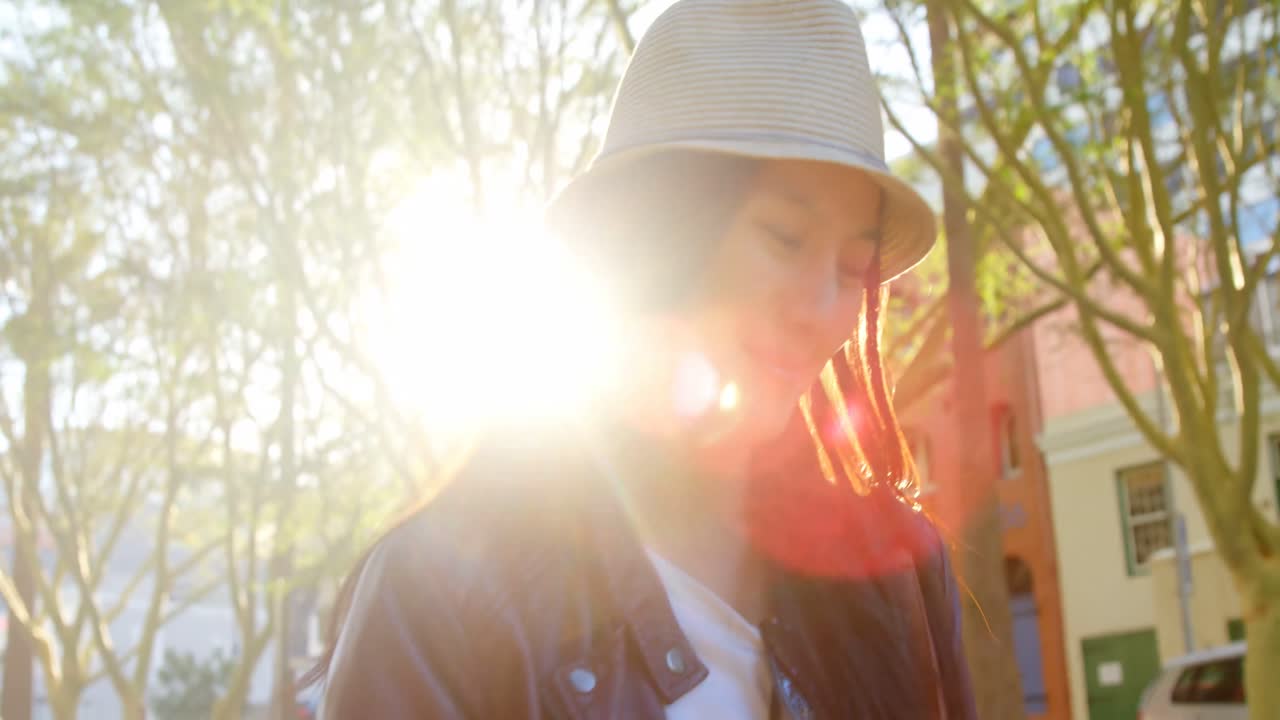 женщина, идущая по городской улице 4k