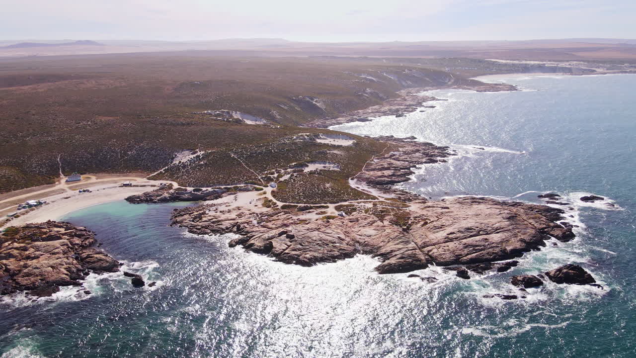 Campeggio a Tietiesbay o Tietiesbaai con spiaggia di sabbia bianca sulla costa occidentale, vista aerea