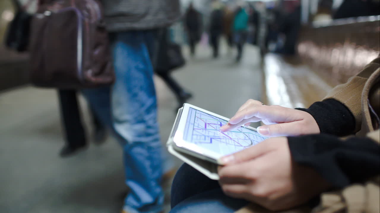 mujer en el metro mirando el mapa subterráneo en el pad