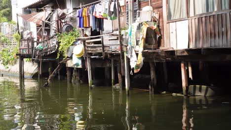 Una-Casa-Muy-Vieja-Y-Desgastada-En-Los-Remansos-De-Bangkok,-En-La-Parte-Pobre-De-La-Ciudad-En-La-Capital-De-Tailandia-En-Asia