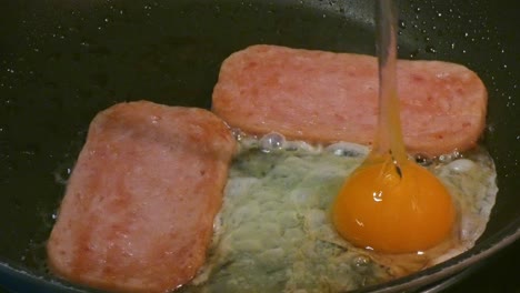 Spam-En-Una-Sartén-Y-Agregando-Un-Huevo-A-La-Fritura-Para-Un-Desayuno-Alto-En-Colesterol-No-Saludable