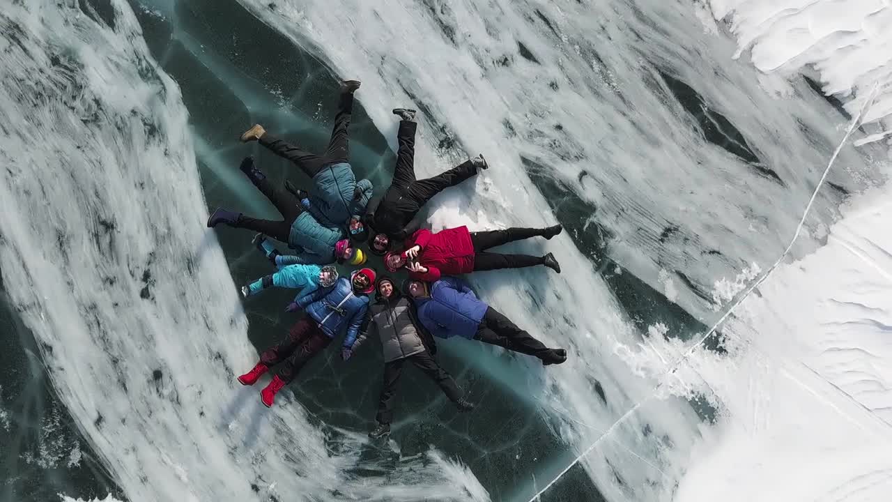 얼어붙은 호수 에 누워 있는 사람 들