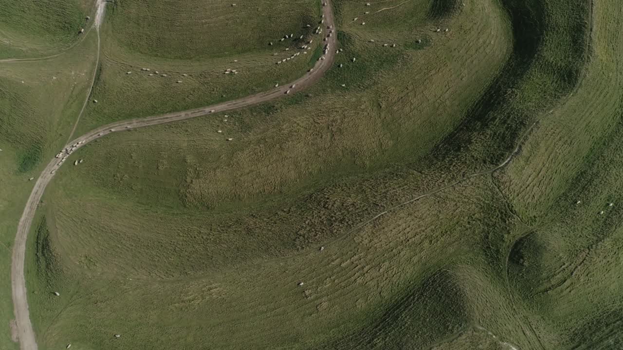 amplia antena de arriba hacia abajo de las principales murallas de la puerta occidental en el castillo de la doncella, cerca de dorchester en dorset