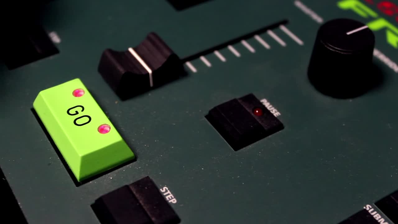 manos masculinas usando mezclador digital de sonido y luz en un concierto comenzó