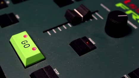 manos masculinas usando mezclador digital de sonido y luz en un concierto comenzó