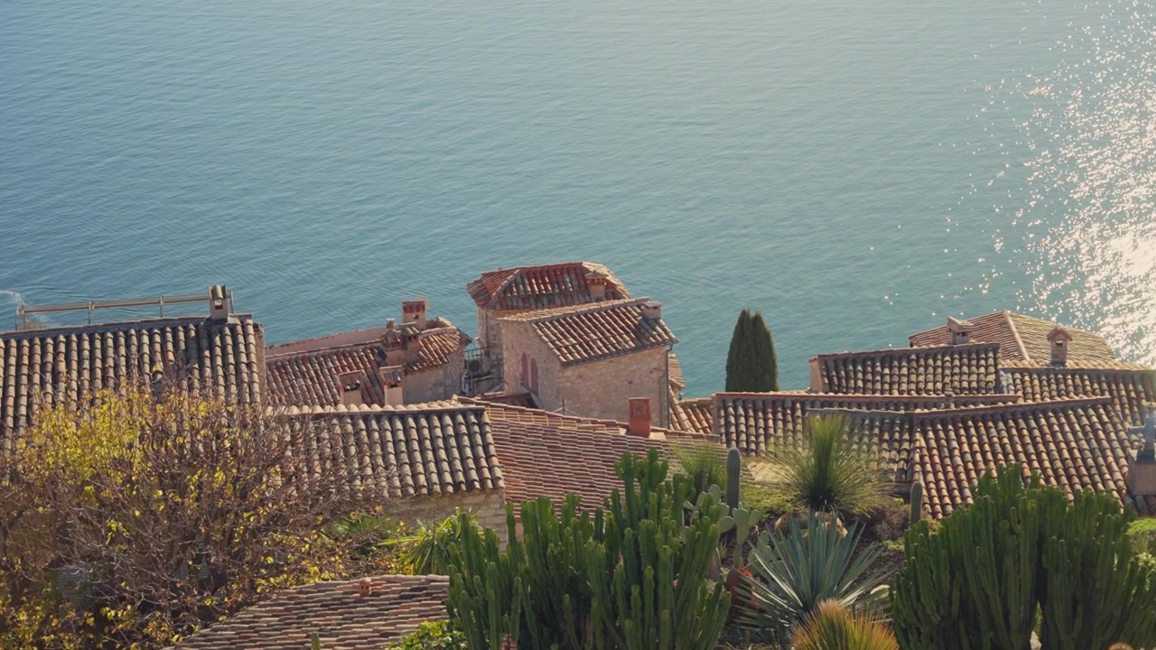 Vue plongeante à couper le souffle du village médiéval d'Èze avec ses toits de tuiles traditionnels, ses jardins luxuriants et l'eau turquoise étincelante de la mer Méditerranée sur la Côte d'Azur.