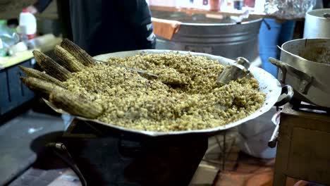 Sweet-corn-sale-in-the-market-at-night