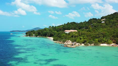 costa tranquila de isla tropical con acantilados de agua azul turquesa y exótica playa de costa con vegetación verde en tailandia