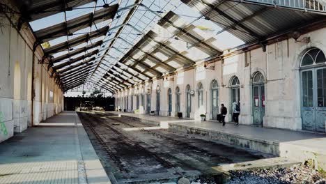 Edificio-Tren-Estación-Plataforma-Patrimonio-Viaje-Gente-Abandonado-Soleado-Edificio-Antiguo-Portugal-Foque-Tiro-4k