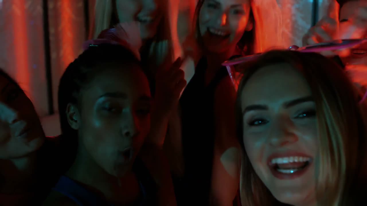 mujeres hermosas posando para la cámara