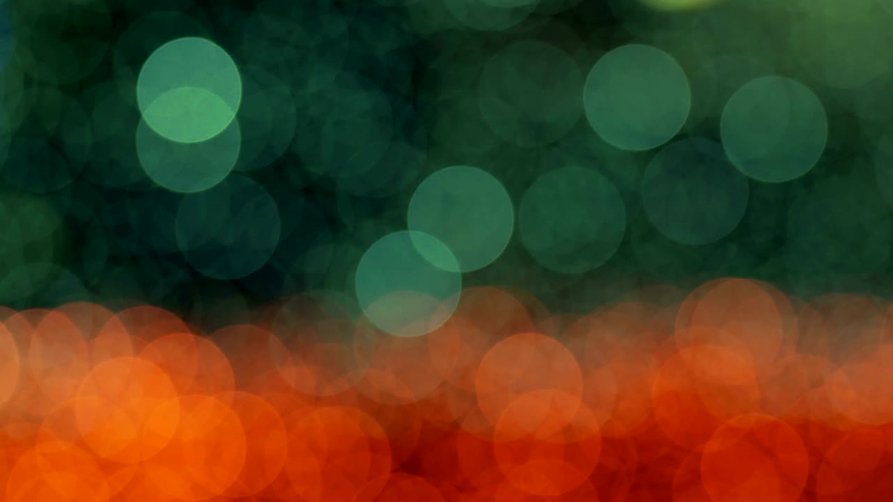 el fondo abstracto de la noche está desfocado con un bonito bokeh. luces de navidad borrosas bokeh. panorámica a través del borrón.