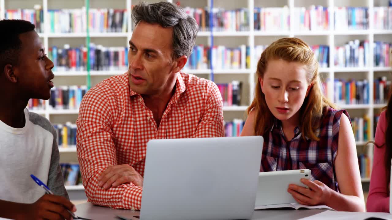 maestro que asiste a los escolares en sus estudios 4k