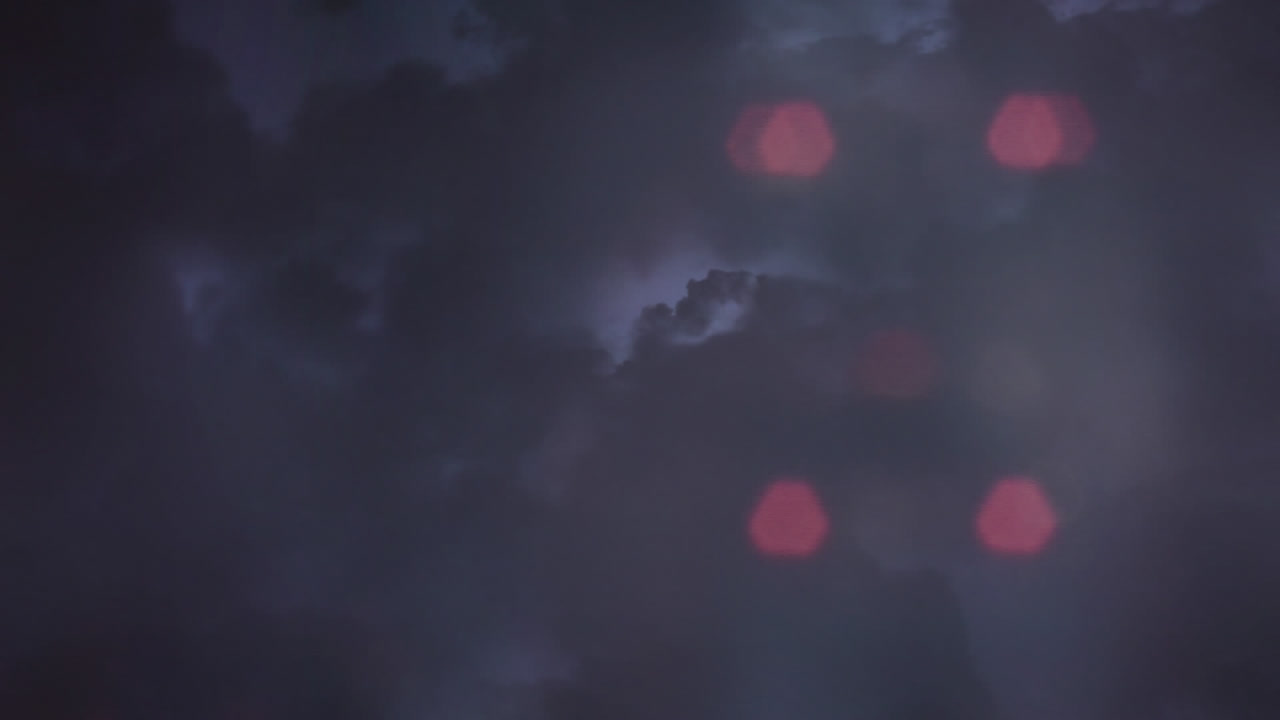 보케 조명이 있는 폭풍우의 밤하늘