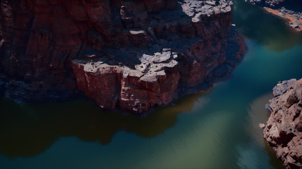 vista aérea de un impresionante cañón y río