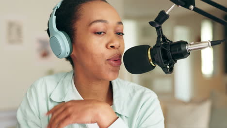 Podcast-or-radio-show-woman-with-microphone