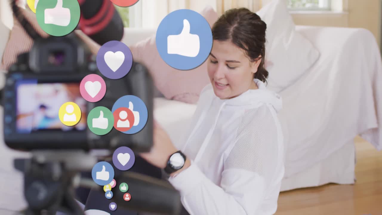 animación de los medios sociales digitales amor y como iconos sobre vlogger mujer grabación de vlog en casa