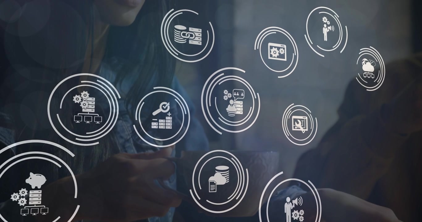 Donna che usa lo smartphone con sovrapposizione di icone digitali di business e tecnologia