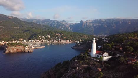 vista aérea de un faro en la bahía de port de soller, mallorca, españa