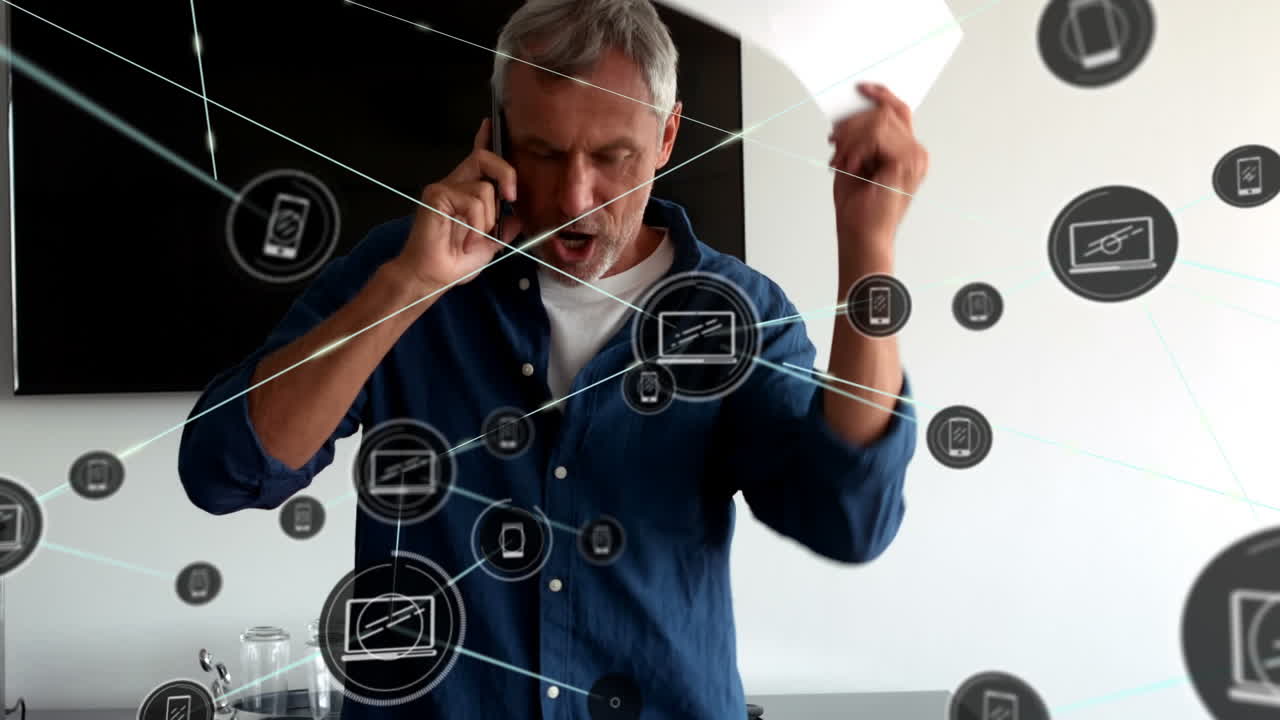 animación de una red de iconos digitales contra un anciano caucásico enojado hablando en su teléfono inteligente
