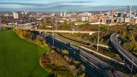 Steigender-Tageshyperlapse-Von-M621-Mit-Dem-Stadtzentrum-Von-Leeds-Und-Zügen-Im-Hintergrund-In-West-Yorkshire,-Großbritannien