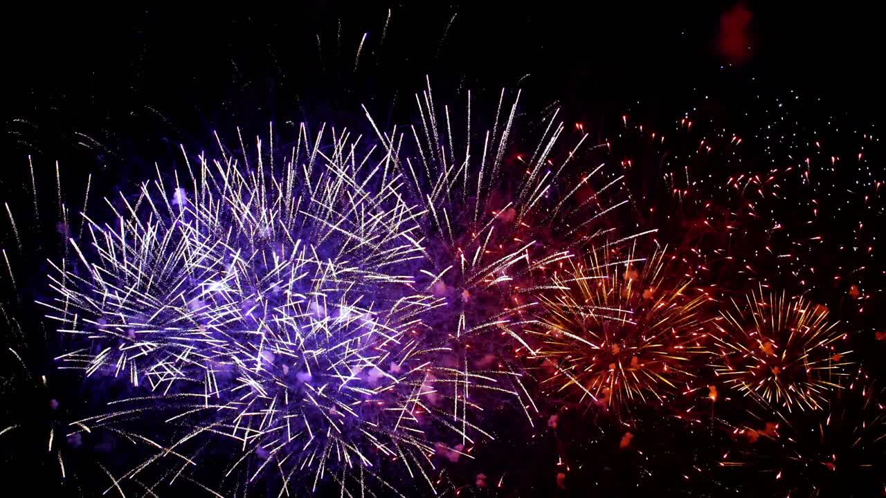 coloridos fuegos artificiales explotando en el cielo nocturno. celebraciones y eventos en colores brillantes.