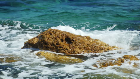 海浪在岩石上打破, 有很多水喷<unk>