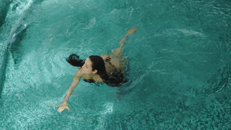 Beautiful-woman-swimming