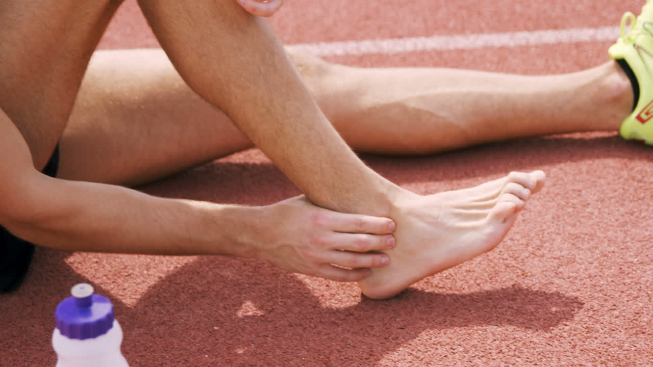 스포츠맨이 발을 다쳤습니다.