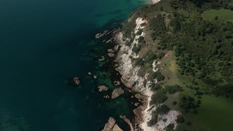 Limestone-rocks-of-Coromandel-on-the-East-coast-of-New-Zealand