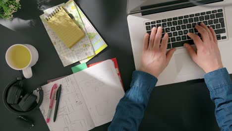 plano cenital empresario hombre de negocios trabajo laptop bebida naranja saludable jugo taza mañana trabajo en casa estudio plano medio