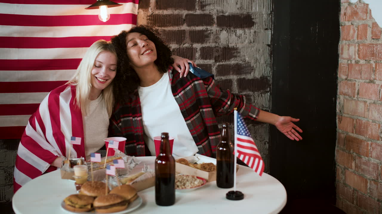 7월 4일을 축하하는 친구들