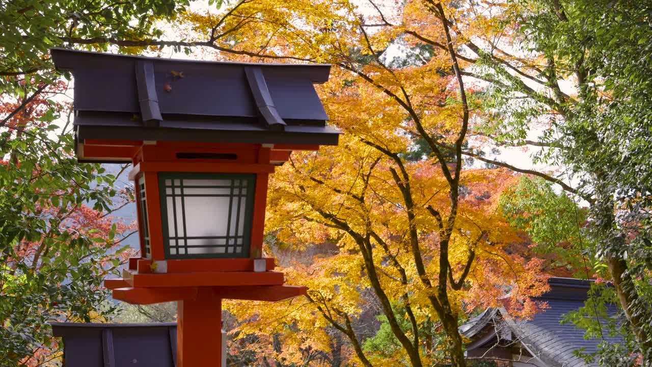 colores cinematográficos de otoño en los terrenos de los templos japoneses con la típica linterna