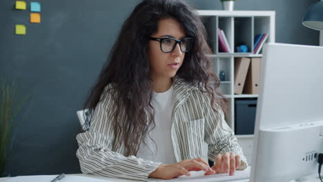 mujer trabajando en una computadora