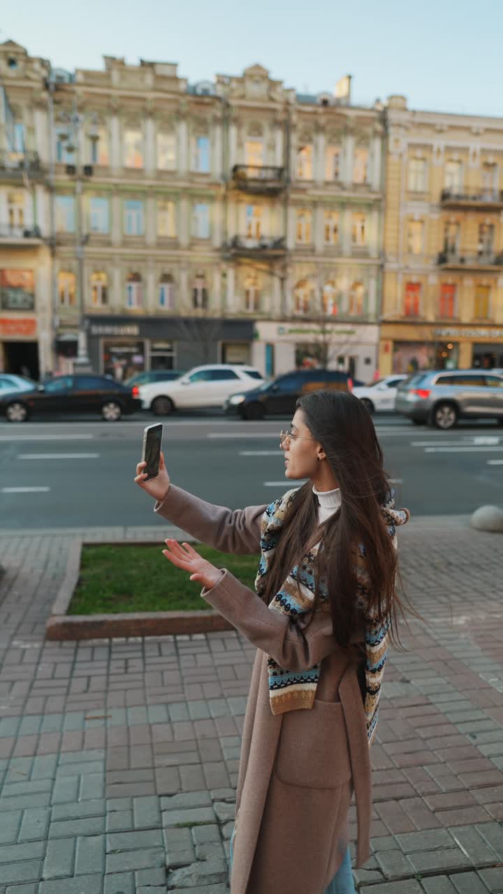 mujer tomando una selfie en una calle de la ciudad