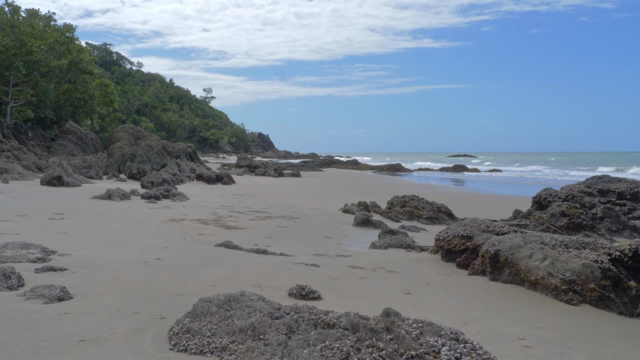 Pemandangan Laut dari Pesisir Pantai Etty Bay di Queensland, Australia