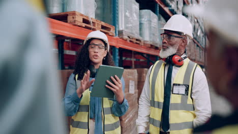 trabajadores del almacén discutiendo la gestión del inventario