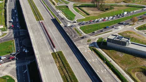 Drohnenaufnahme-Autobahn-Autobahn-Mit-Fahrspuren-Mit-Tunnel-Und-Viadukten-Außerhalb-Der-Stadt-Warschau,-Polen