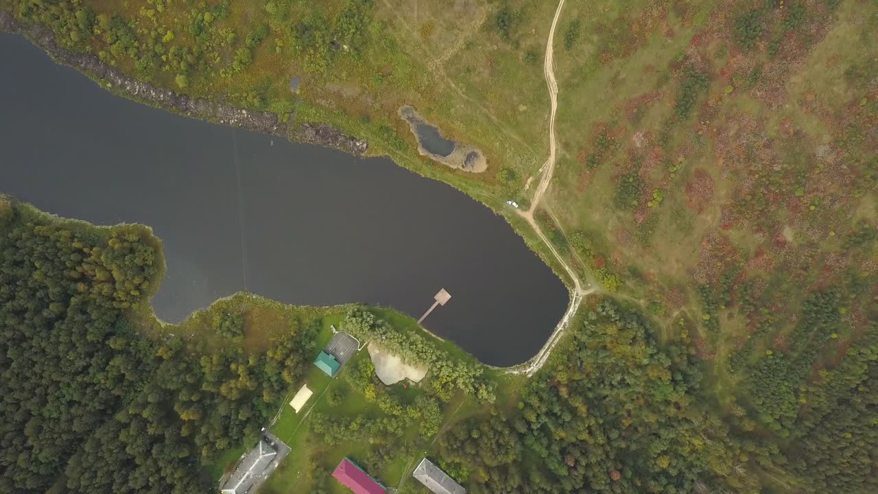숲 과 집 들 으로 둘러싸인 호수 의 공중 사진