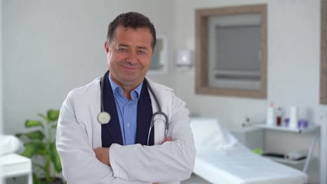 la doctora cruza los brazos.